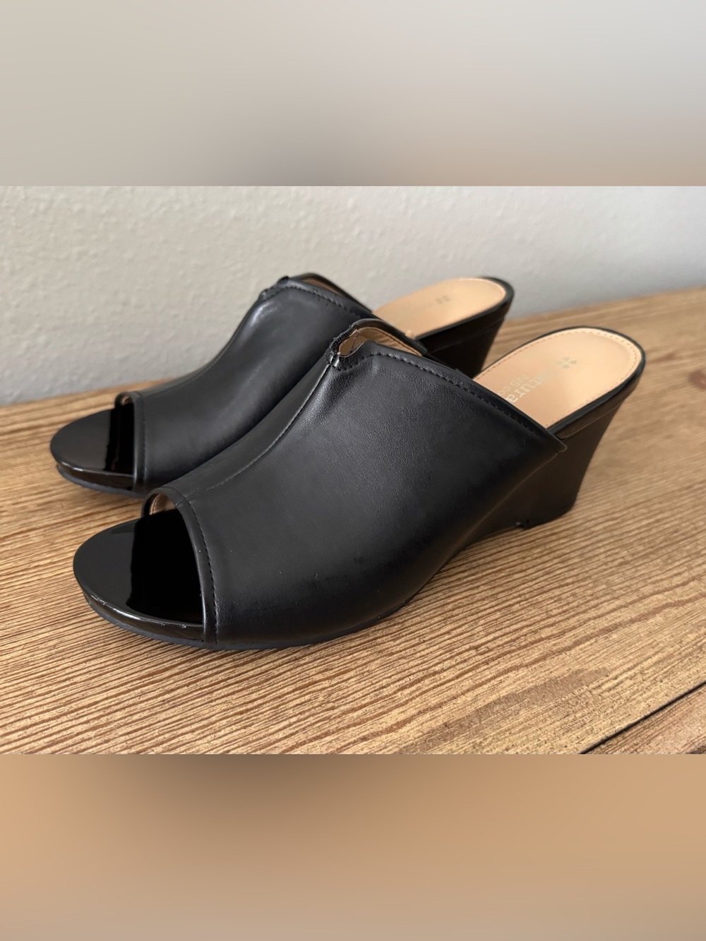 Naturalizer women’s 8M black slip-on wedge heels sandals dress shoes